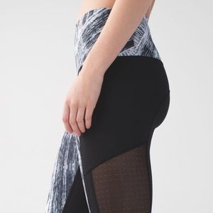 Lululemon size: 6 Hot to Street crop black/White
